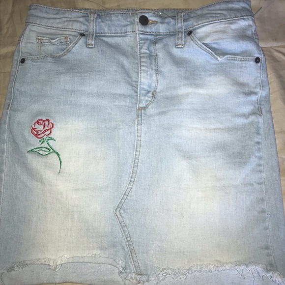 Custom embroidered denim mini skirt, Universal Thread brand - Picture 2 of 3